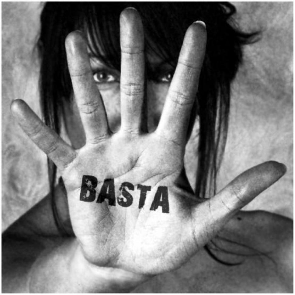JoZurBay's tweet photo. El año 2016 acaba con 44 mujeres asesinadas por #ViolenciaDeGénero, la cifra más baja desde 2003. https://t.co/CV6g9lvlm5 https://t.co/2AoRmBkmWf