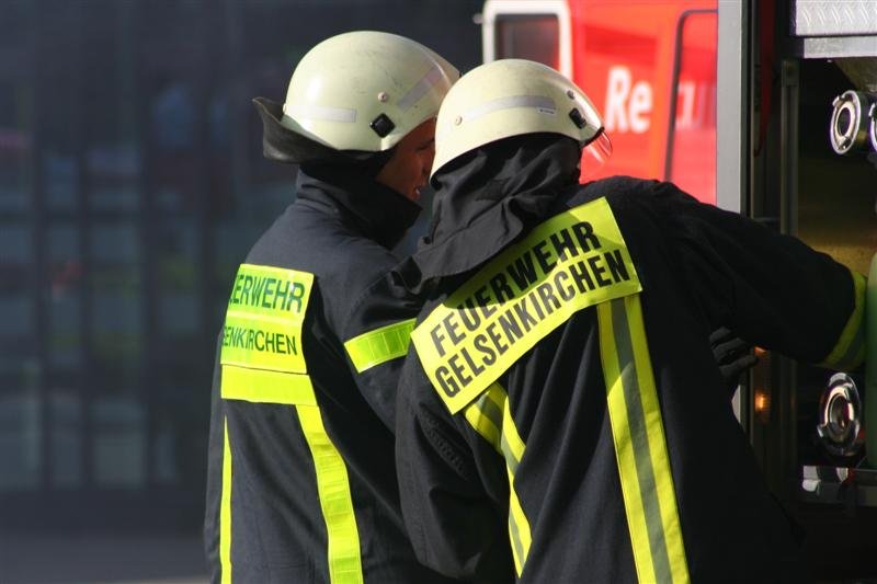RadioEmLippe's tweet photo. Die Feuerwehr #Gelsenkirchen hatte in der Silvester-Nacht alle Hände voll zu tun. #fwge https://t.co/RYbSoG1V0S https://t.co/Tx9btRt76w