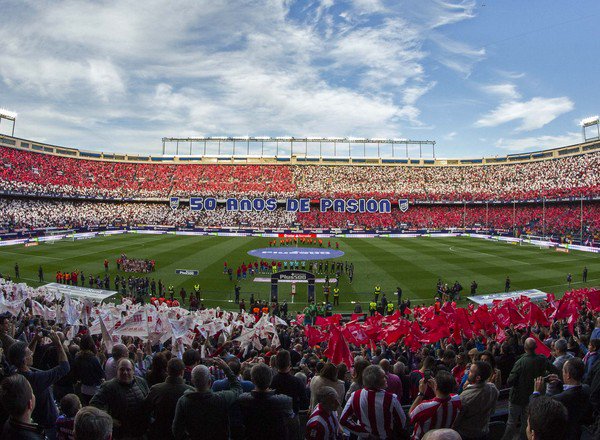 Atleti's tweet photo. La familia rojiblanca no para de crecer; 2017 arranca con un nuevo récord: ¡96.707 socios! #AúpaAtleti https://t.co/s6pZT3bmkJ https://t.co/GUoVSmYPgN