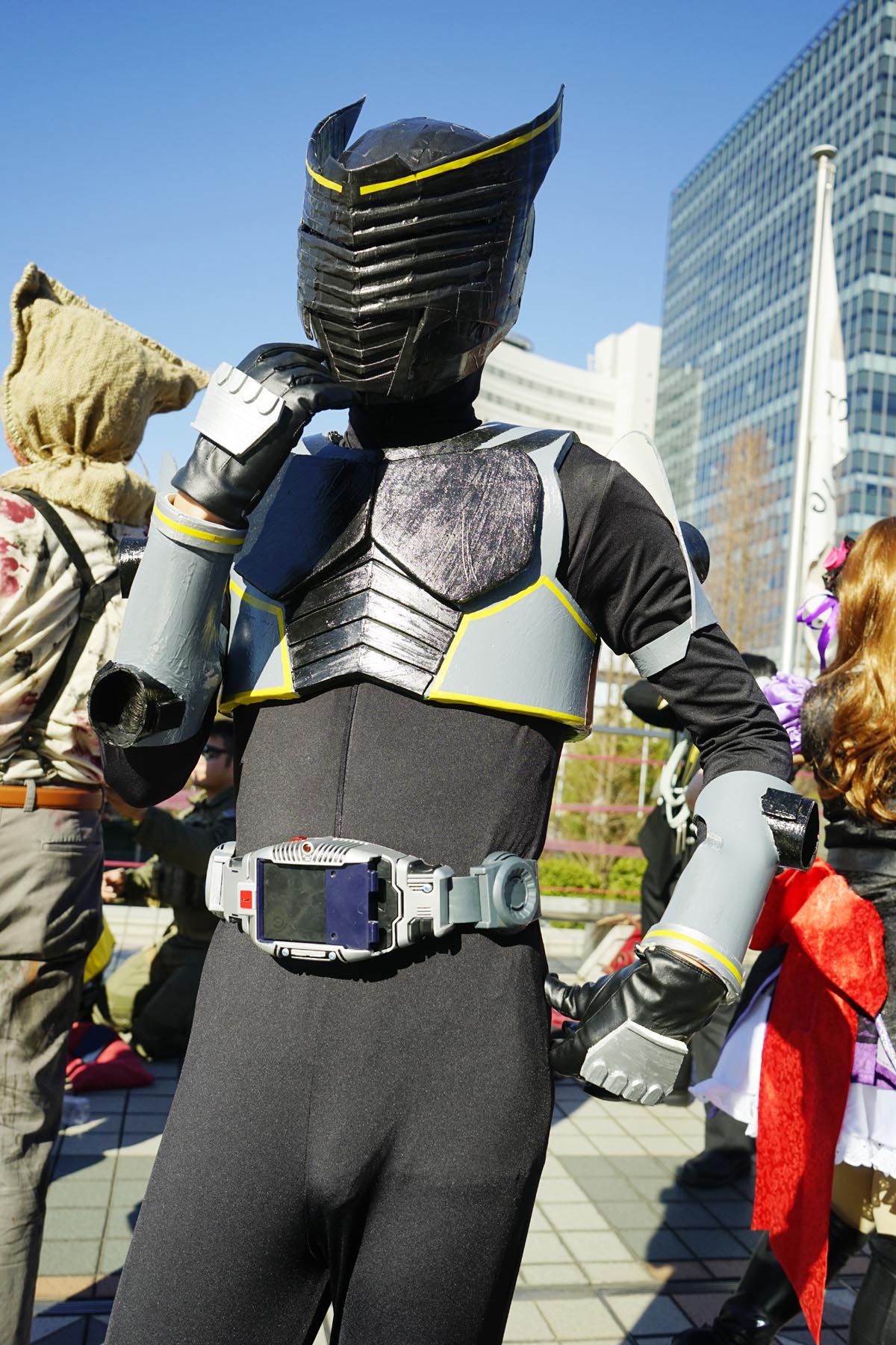 仮面ライダー龍騎　特撮仕様コスプレ衣装一体式　発光複眼 龍騎×電飾×黒背景｣ #仮面ライダー #仮面ライダー龍騎