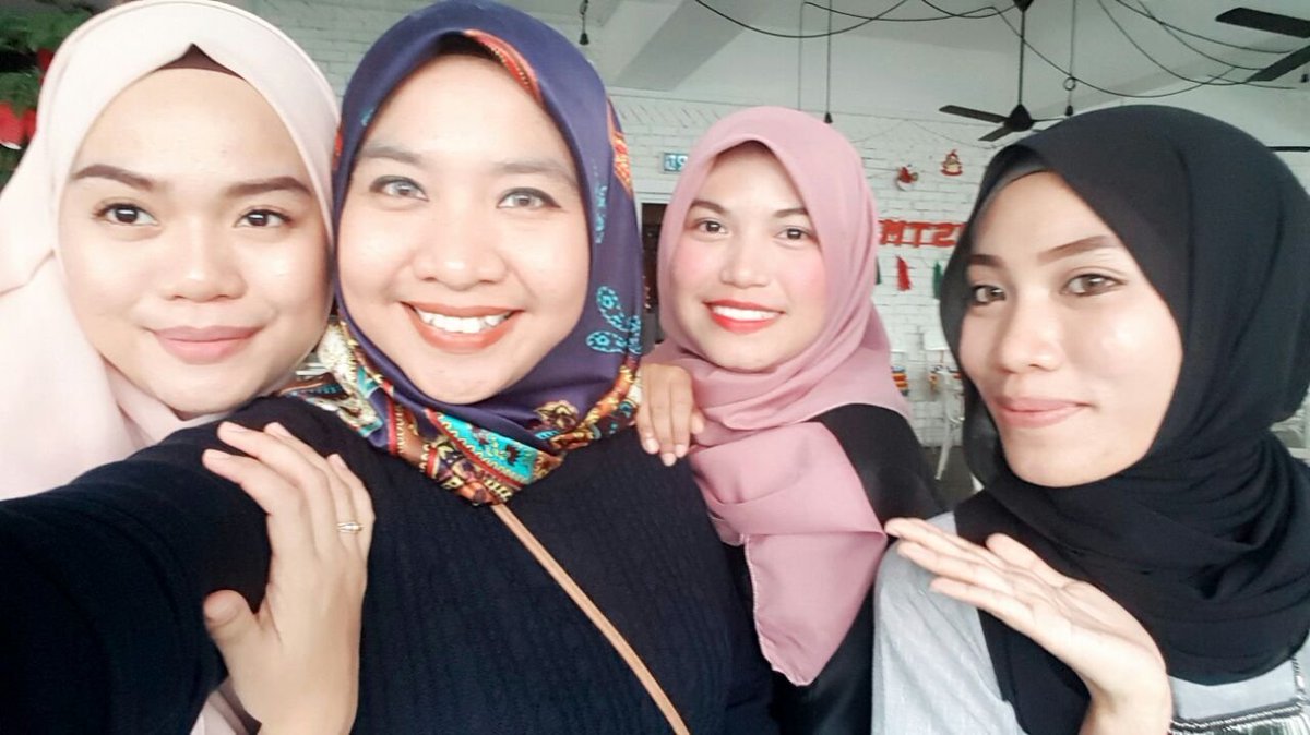 IlyaniFadlina1's tweet photo. That girl with blue scarf is single. Another three off market. I'm done. Thank you for 2017. #FriendSinceHighSchool https://t.co/5xaDJQETLP
