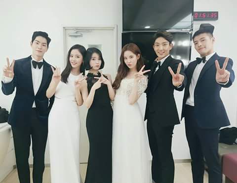 Sjhsjh0638's tweet photo. 화기애애 화목한 달연가족!!❤
새해 복 많이 받으세요 모두😘
@lilyjieun_93 @_actorjisoo_ @actor__jg @limyoonah90 @X_olovestephi @LadySvnny https://t.co/GjTXlamBkW