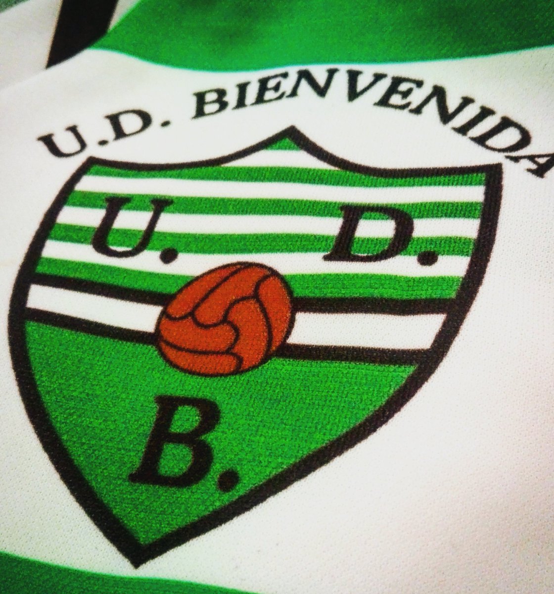 UD_Bienvenida's tweet photo. Toda la familia de la UD BIENVENIDA os desea un muy feliz año 2017,ojalá todos vuestros y nuestros deseos y propósitos se cumplan.FeliZ año! https://t.co/QvF8JWTcxN
