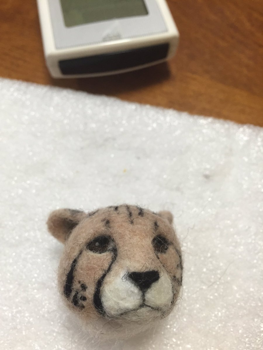 amedama_pi's tweet photo. 去年はあんまり羊毛作品作れませんでしたが、今年は頑張りますのでよろしくお願いします！！
今作りかけのチーターを完成させねば(；＾ω＾)

チーター「早く作って〜〜〜」 https://t.co/6ACYVQoEu4