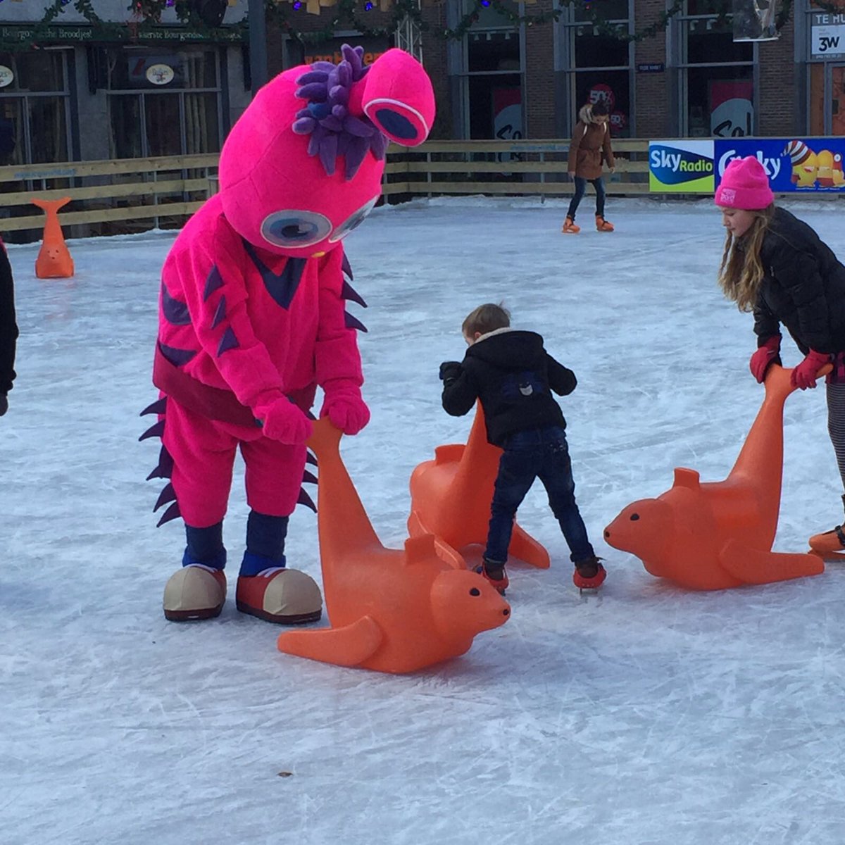 De schaatsbaan is ook vandaag geopend! #voi #HNY #cheers
