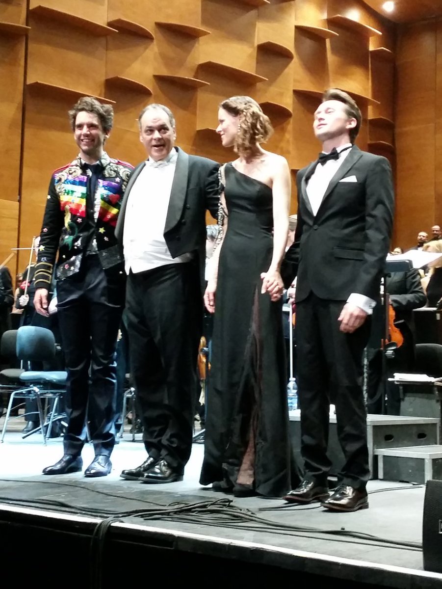 GabryB74's tweet photo. @mikasounds @maggiomusicale @MAXTAYLORTAYLOR #Ida #SimonLeclerc Grazie per averci regalato un Capodanno unico e indimenticabile!!! 🎤🎹🎻🎺🎶🍾🎉❤✌ https://t.co/HyAdVFtcSd