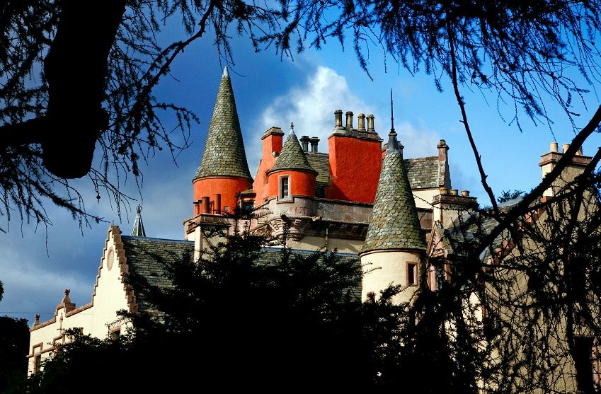 #HappyNewYear! May your days be merry and bright the whole year through #bringon2017 #castlestay #exclusiveuse #ScottishHighlands #lochness