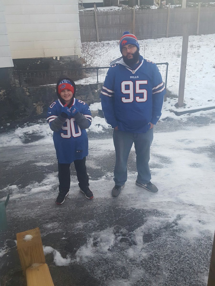 JoyeJessica's tweet photo. @Shaq_Lawson90 
hes on his way to the game with his new Jersey.  😊👍 hes so excited and hopes he can meet u again. he said Go BILLS! https://t.co/haK0aRiC8V