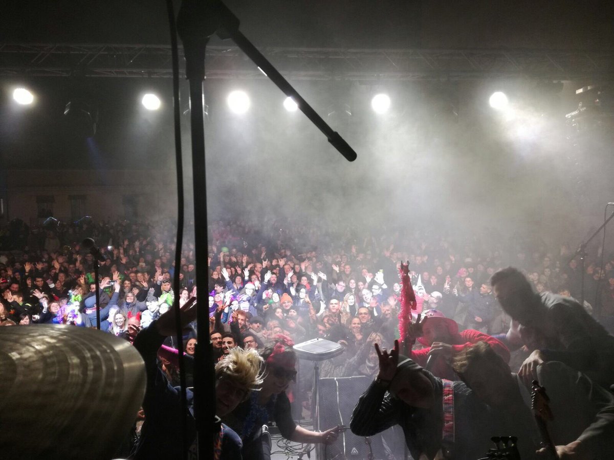 Genial bolo de Cap d'any a Girona! Fins aviat, feliç 2017!🎉 @SDC_Girona @girona_cat <a href="/GironaTurisme/">Girona Turisme</a> @exitsmgmt <a href="/MarcPuigMusic/">Marc Puig</a> <a href="/CrisCollado8/">Cristina Collado</a>