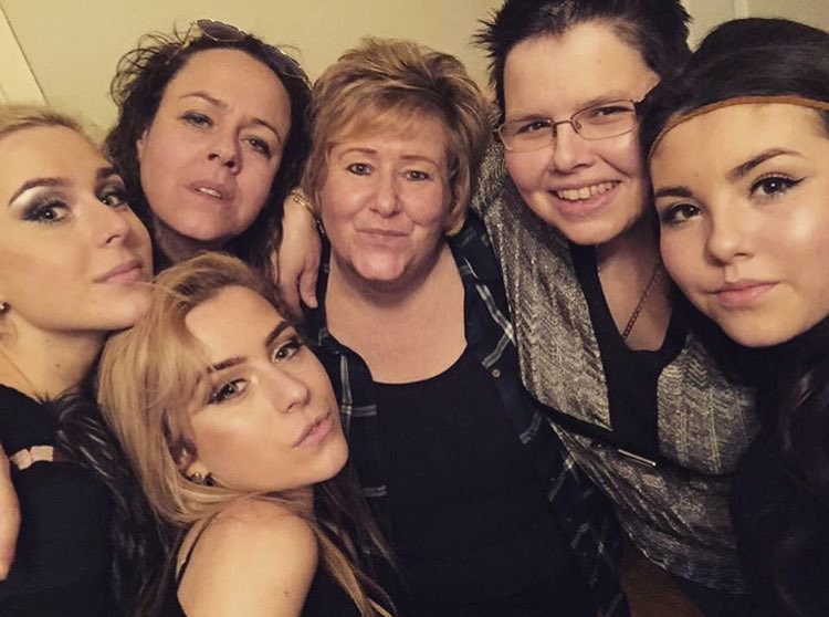 EmmieRHCP's tweet photo. Aunties + sisters 😘 https://t.co/tTAhuEV0yD