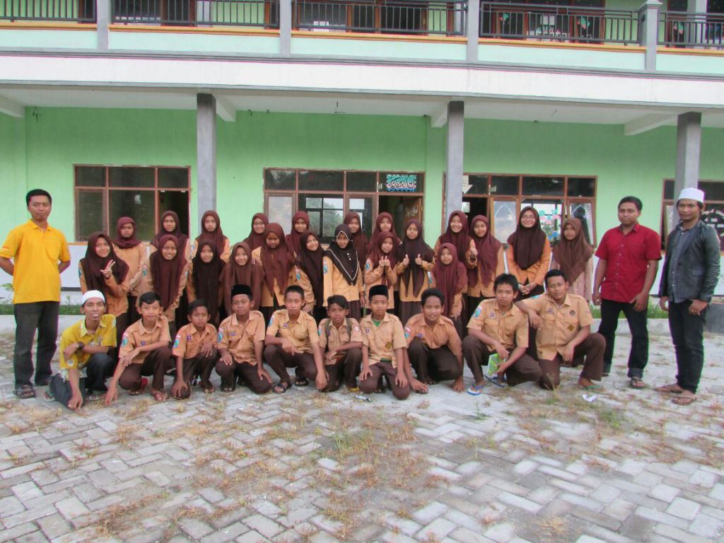 GresikTrip's tweet photo. HIGHLIGHT : Perjalanan Berbagi Semangat Menulis di Tiga Sekolah https://t.co/b4P6P2X8Dy https://t.co/yjxL3k4ikH