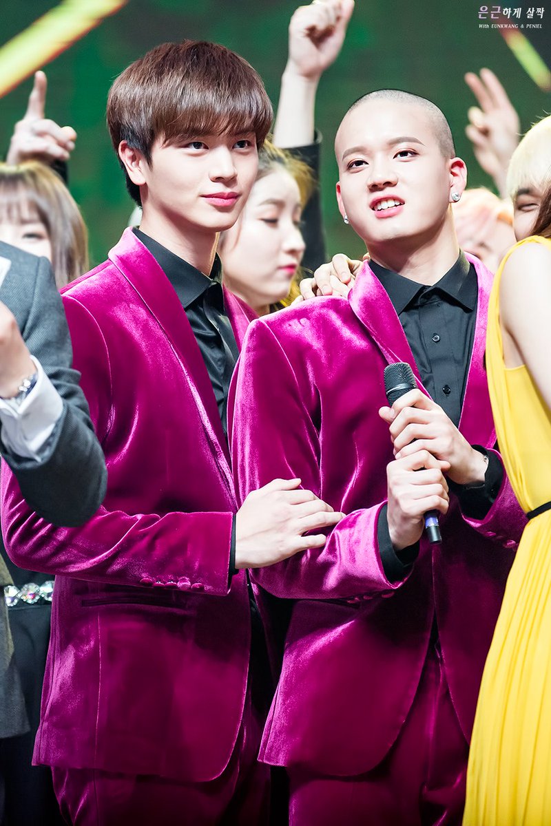 BETWEEN9093's tweet photo. 161231 MBC 가요대제전 #비투비 #프니엘 #동근 #성재 @PenielShin @BTOB_6SJ 

존예로운 투샷이로다 (끄덕 끄덕

🎈 https://t.co/mKCvWO1zx2 https://t.co/FURSEMTkO1
