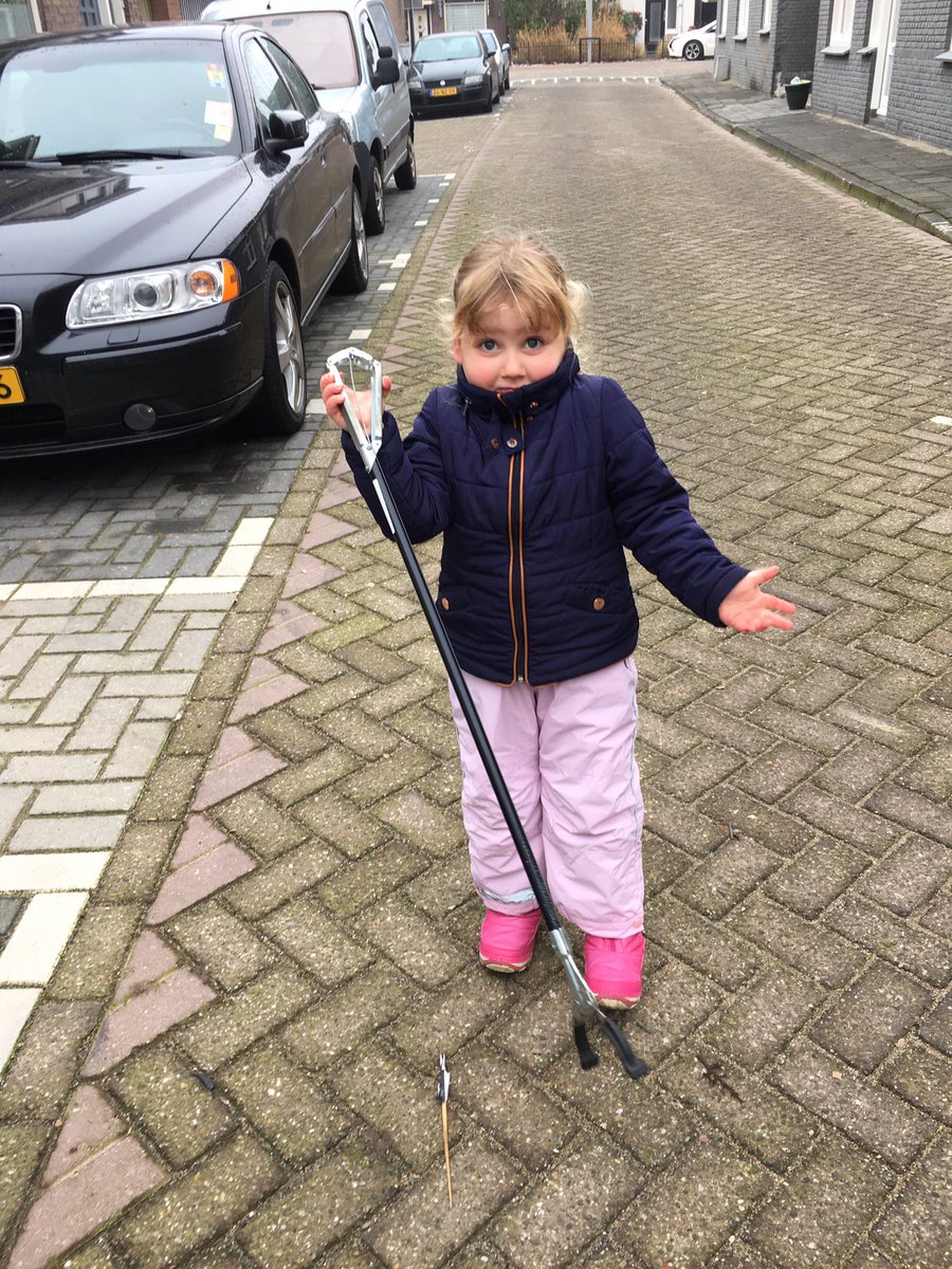 BuurtprevenTiel's tweet photo. In de #Dahliastraat in #Bloemenbuurt #Tiel was weinig #nieuwjaarsvegen nodig. #supporterschoon Maud had er juist zoveel zin in. #TielTipTop https://t.co/NUr9Ts08gw