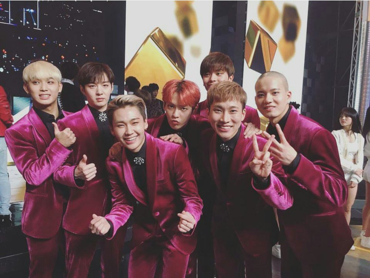 B2PMGG_'s tweet photo. Hyunsik was the one who took Apink's group photo! Meanwhile, Eunji took BTOB's photo! Naeun also took a photo, but Eunkwang posted Eunji's. https://t.co/NierZwYyFj