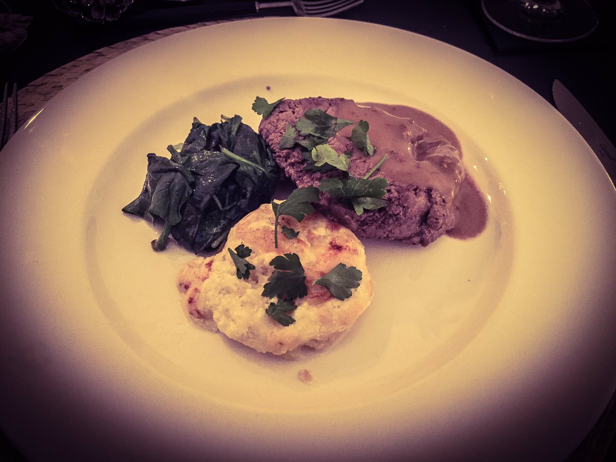 #newyearseve #dinner #tinderloin #veal with #spinache and #patatoegratin #homemade #foodlovers #finefood #greatwine