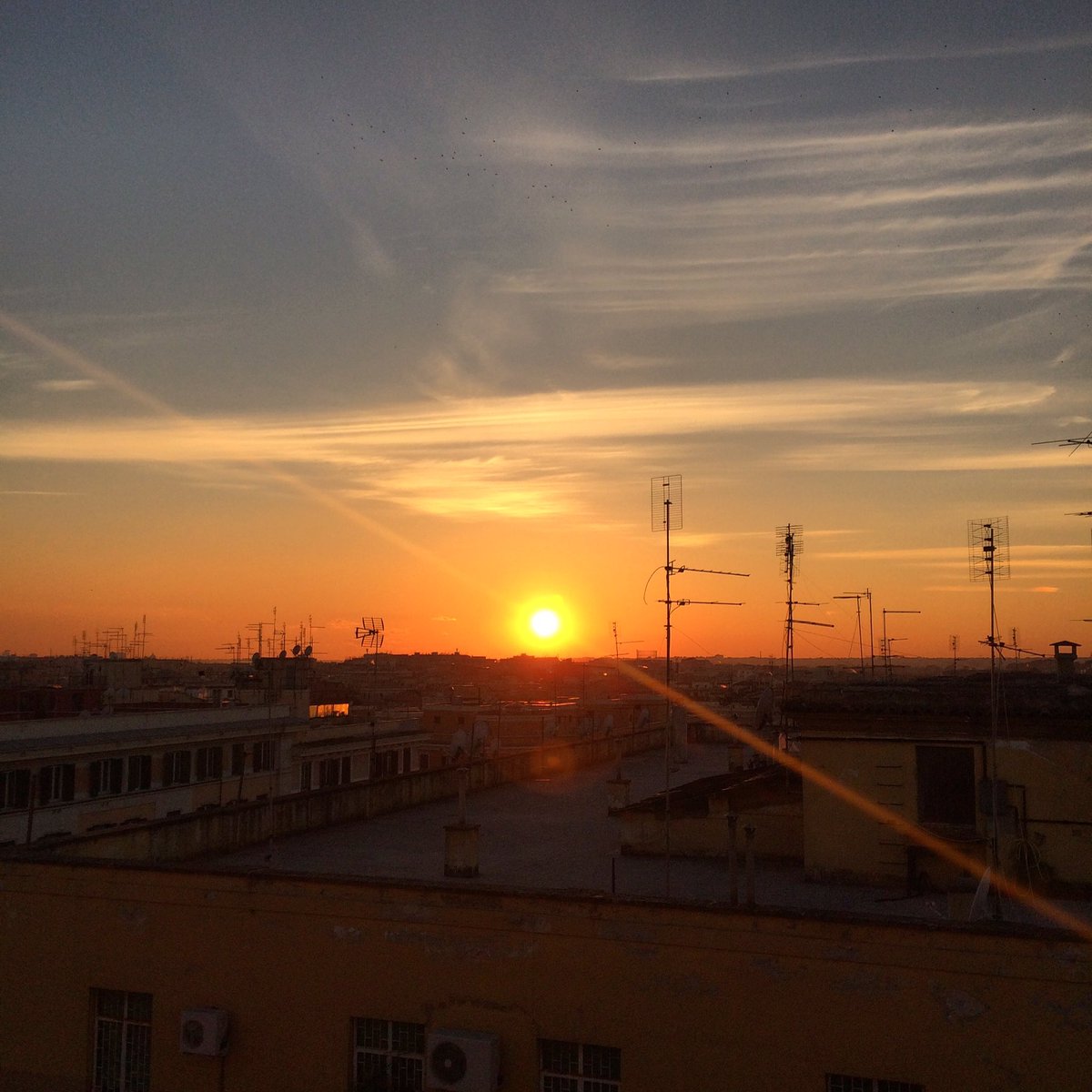 ElisaDsgs's tweet image. When the sun goes down in the first day of the year...#sunset #firstsunset #2017 #theone #roma #nofilter