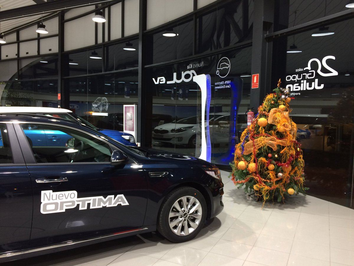 kiaburgos's tweet photo. El nuevo KIA Optima y Import Móvil en Grupo Julia te desean un feliz 2017 https://t.co/GRSfVXRJ9f