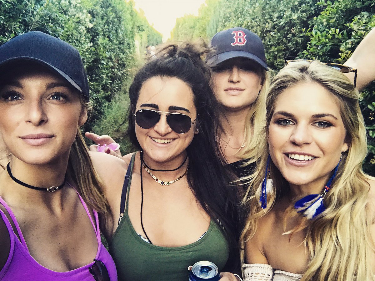 jadedaniel__'s tweet photo. Best friends for 11 years! #girls #friends #kinkysummer @WeLoveSummerCT @kinkydiscomusic #welovesummer #nye #southafrica #happynewyears https://t.co/PygITM1pgF
