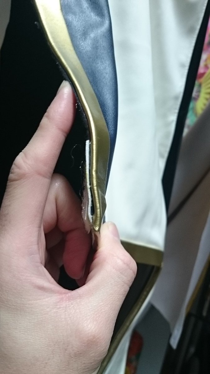 ゆきやっぷ Sur Twitter マクギリスの衣装のバイアス部分ってボードに布 を貼った物をエイっ て瞬接で付けてだけなんです で 切りっぱなしで生地の断面の白い部分が目立つから マッキー 金 で塗ると割りと違和感なくエナメルの金と遜色なく見えるようになりました ゆきやっぷ Sur Twitter マクギリスの衣装のバイアス部分ってボードに布 を貼った物をエイっ て瞬接で付けてだけなんです で 切りっぱなしで生地の断面の白い部分が目立つから マッキー 金 で塗ると割りと違和感なくエナメルの金と遜色なく見えるようになりました