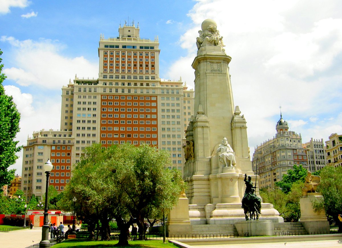 Conoce a fondo la Plaza de España bit.ly/2iUKDea  #Madrid