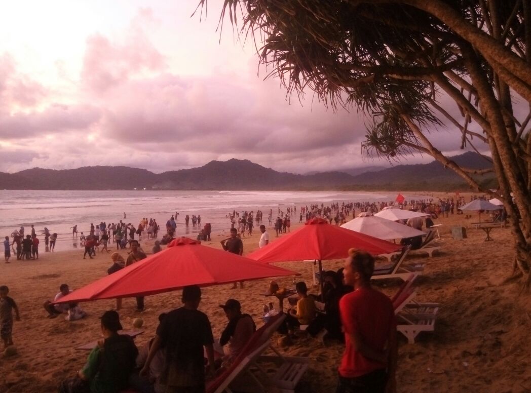 InformasiBWI's tweet photo. Pulau merah, Pengunjung tiket 9ribu orang lebih. Total pendapatan kotor wisata pulau merah hari ini 1Jan2017   Rp. 83.238.000, #banyuwangi https://t.co/gaNnwK5Kgr