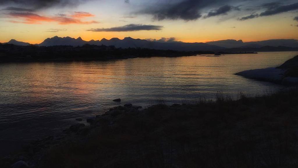 TotalFugazi's tweet photo. Them mountains. #fjell #børvasstindan #Bodøfoto #Bodø #vinterlys #mountain #fintinord #sea… https://t.co/TDcRs7UyHm https://t.co/Arob6R7T91