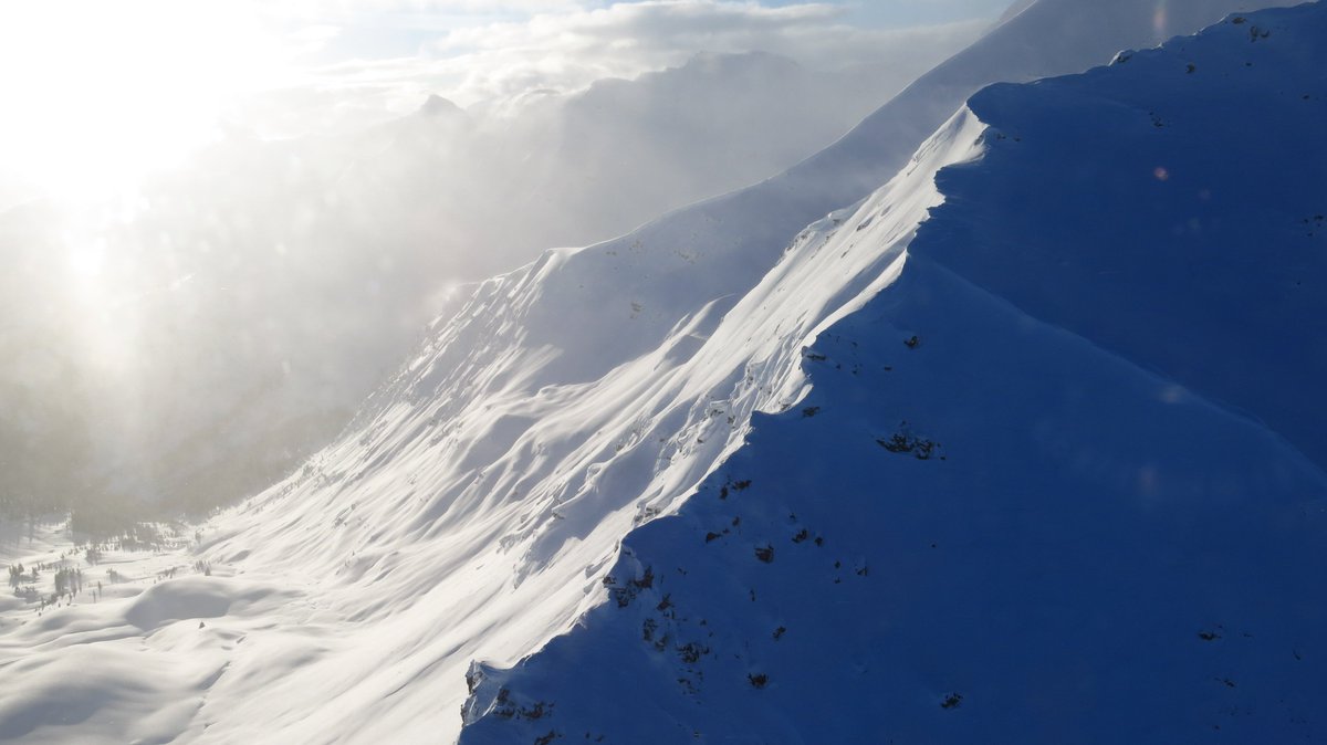 purcellheliski's tweet photo. Happy New Year! May the horizon of 2017 be a bright one, with adventures aplenty! #happynewyear #powderforthepeople #weliveforthis https://t.co/Hl4owBcNjm