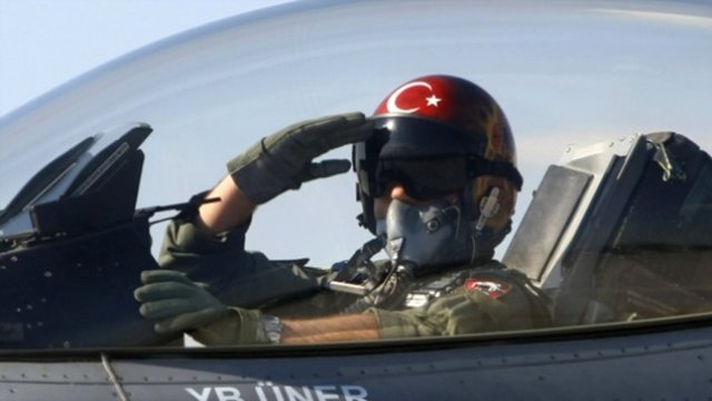 MahmutYusaDemir's tweet photo. Bu aşk öyle bir aşk ki
Sizi tüketse de öldürse de
BIRAKMAYACAKSINIZ
Çünkü her saniyesine değecek! https://t.co/aCXatCL9AB