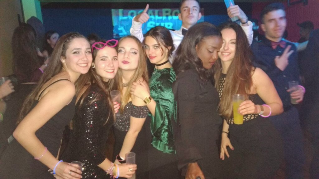 paula_secp's tweet photo. Bienvenido 2017 🎉🍀💘👭🙌 https://t.co/moODrnGzlA