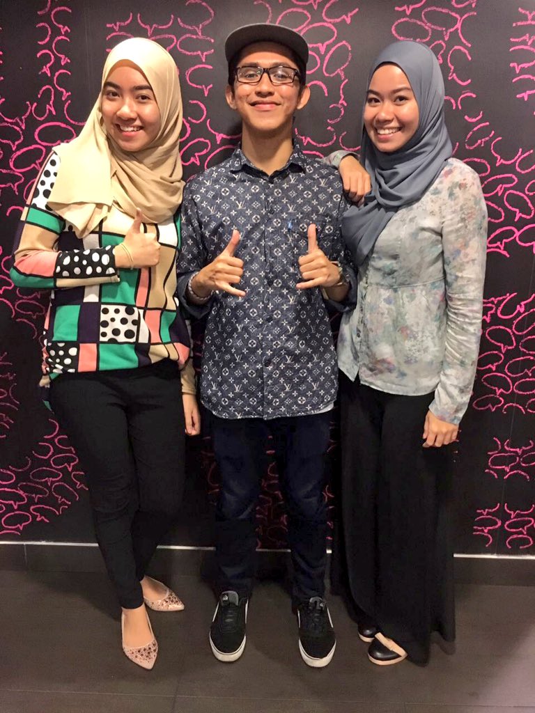 azim_mhmd's tweet photo. With this beautiful cousins ! #firstpic2017 https://t.co/cBWTwk2Mxk