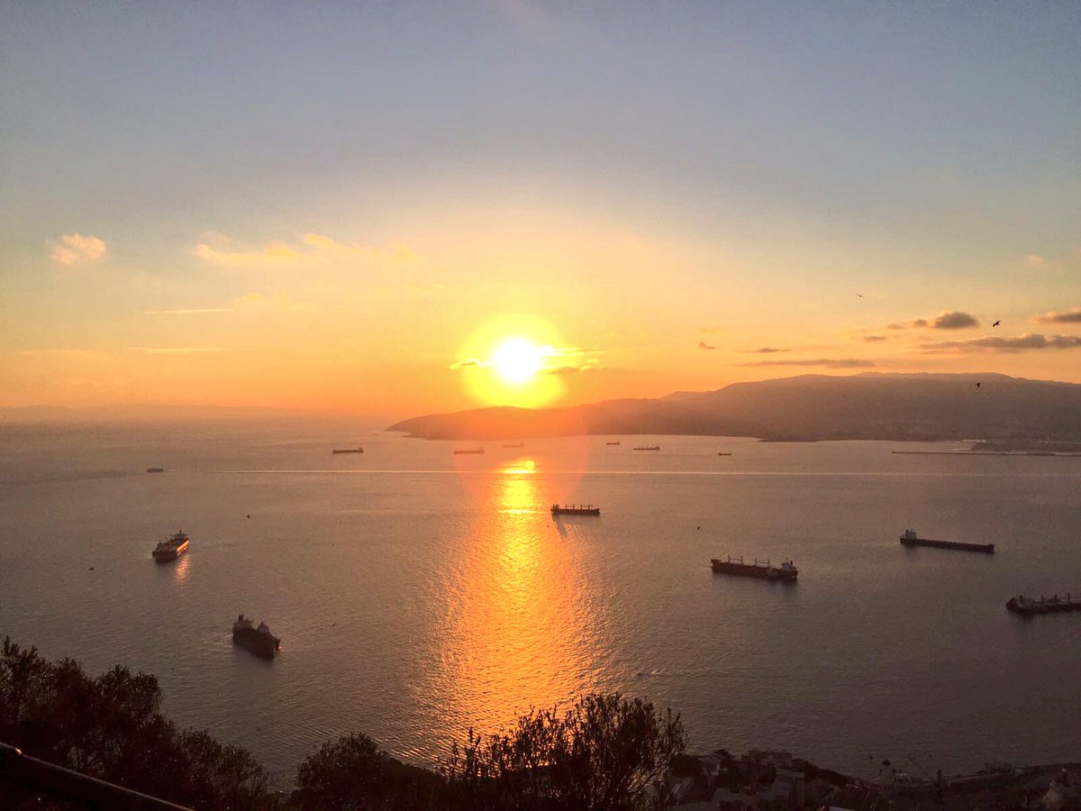 francynlucas's tweet image. #Home #Gibraltar #firstdayof2017 #firstsunset #sunset2017 #Hello2017 #medsteps