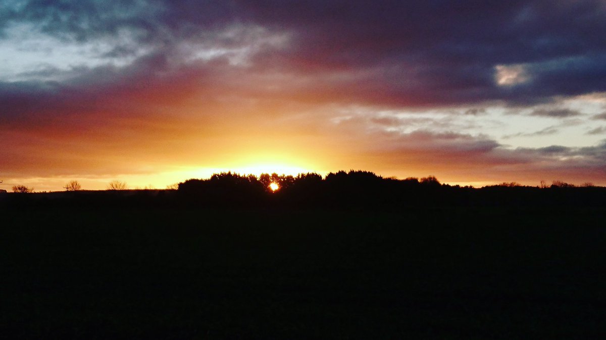 moomin1403's tweet image. Beautiful sunset tonight whilst walking the dogs #2017 #firstdayof2017 #sunset2017 #walk #NorthEast #NorthYorkshire #countryside