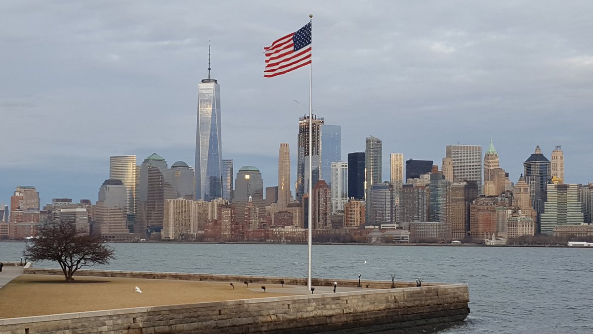 lynseynagra's tweet photo. Now that's a view! Happy New Year from New York everyone! https://t.co/H7wUqyugZx