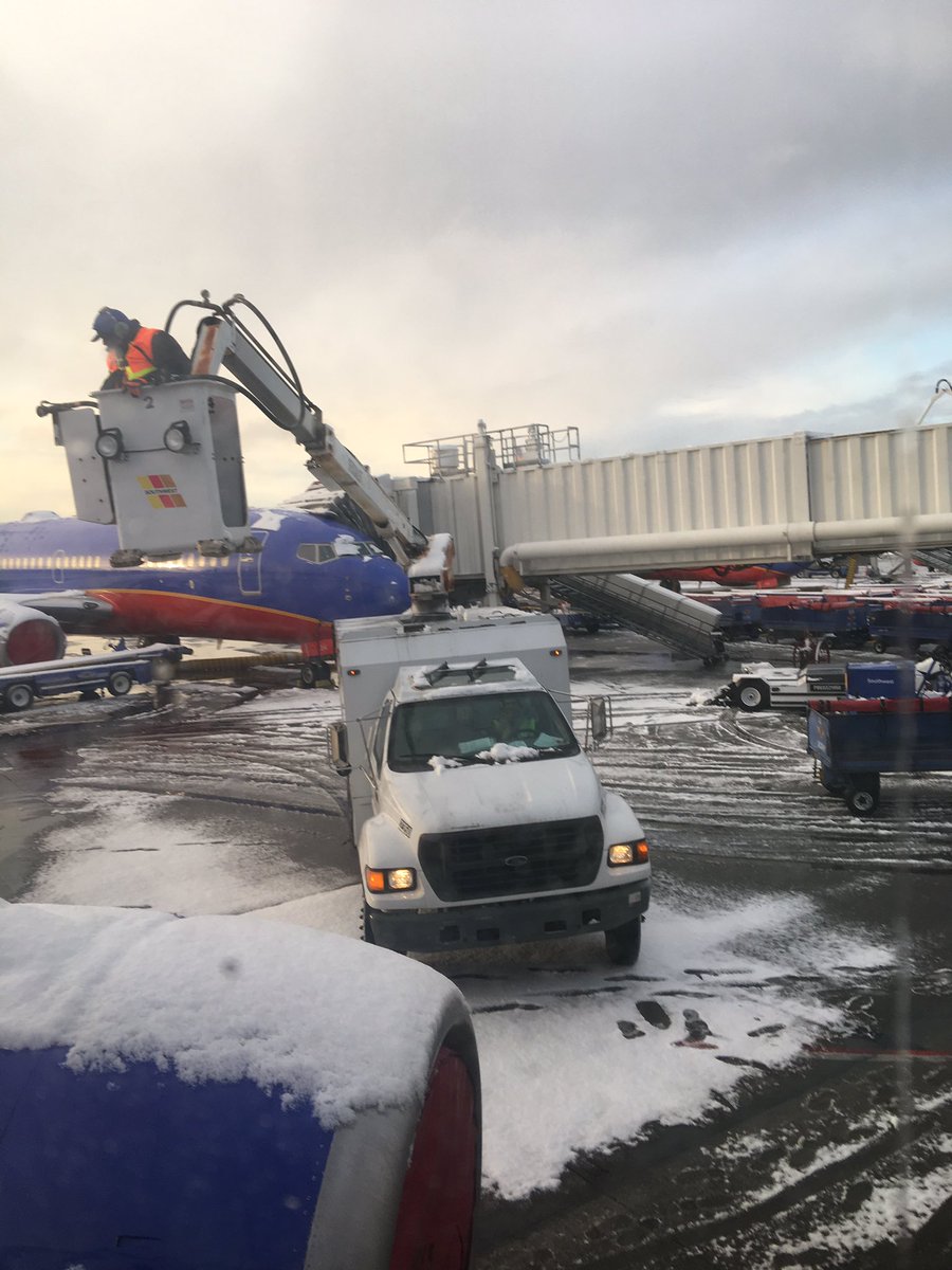 northwoods1111's tweet photo. @SeaTacAirport unbelievable lack of snow/ice removal preparation at SeaTac. 3.5 hr on tarmac. Congrats to patient passengers and crew. https://t.co/GVspE13cmM