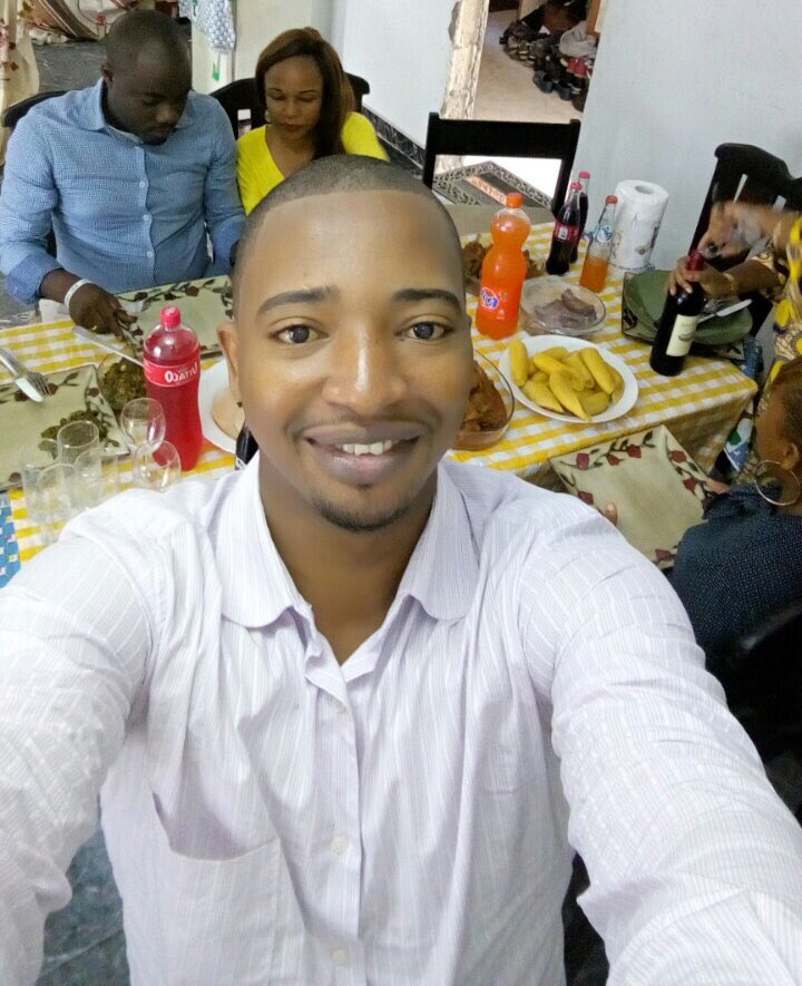 Tskalu's tweet photo. Le jour de l'an ! Un moment de partage en famille ! Jambo à tous et belle année 2017 ! https://t.co/8urTJU4cw9