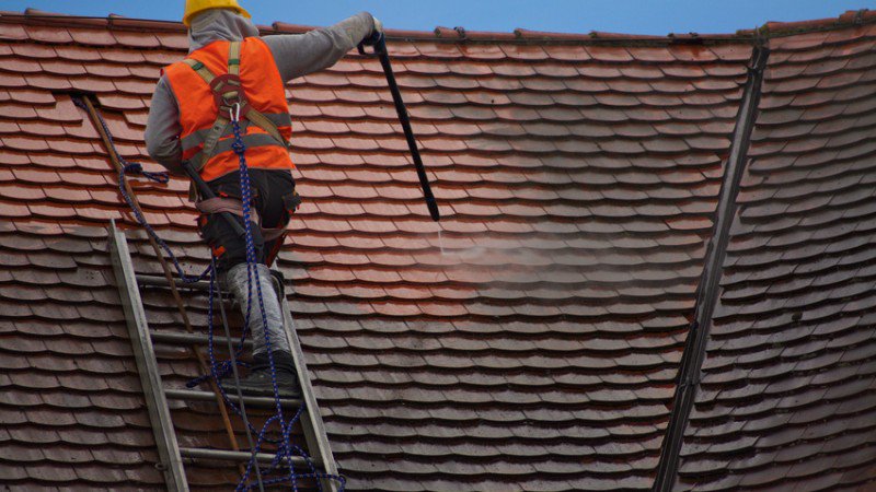 Un nettoyage  démoussage  #toiture dans des conditions optimales
bit.ly/2hHlPGt