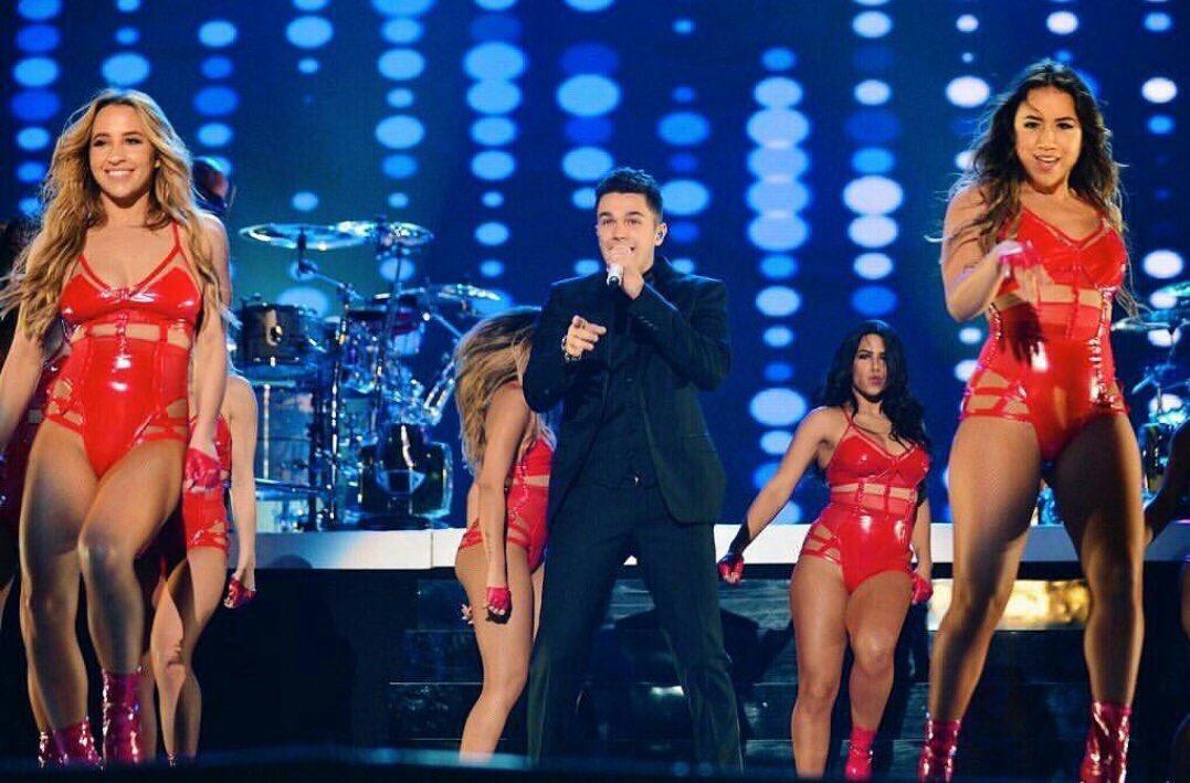 NotesOfMahone's tweet image. Austin ayer en su presentación en #PitbullNYE