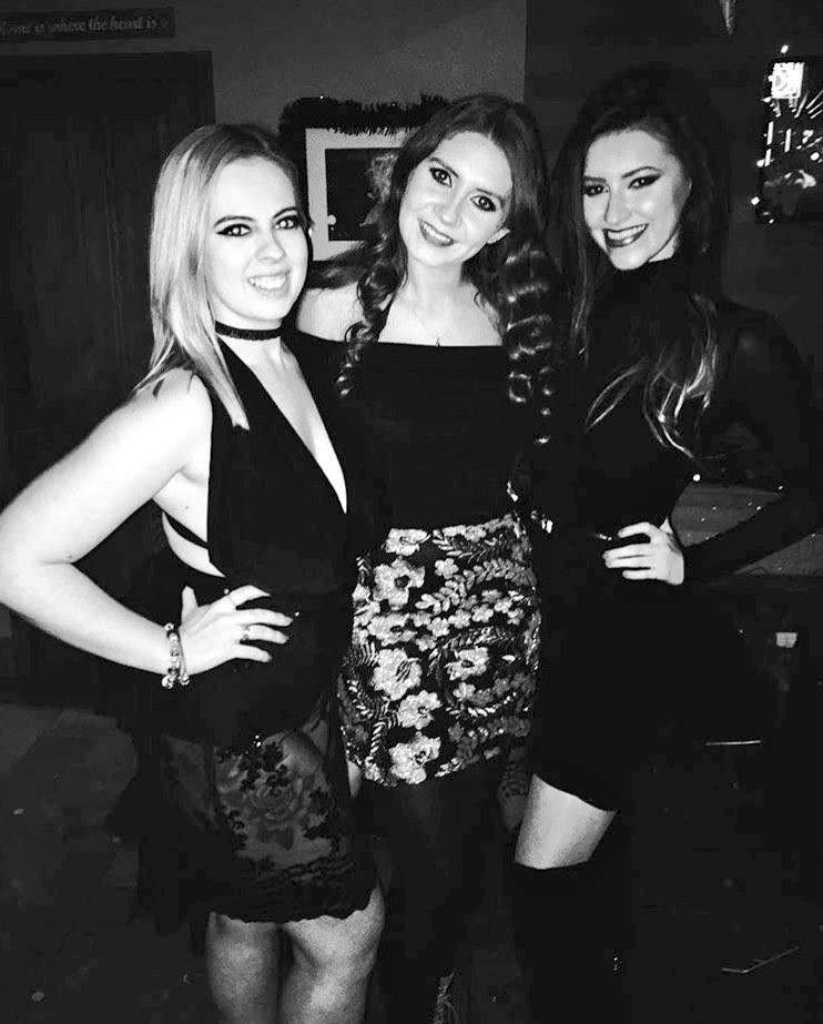 EmilyySharland's tweet photo. Happy 2017🥂 https://t.co/ItWDha2l0Z