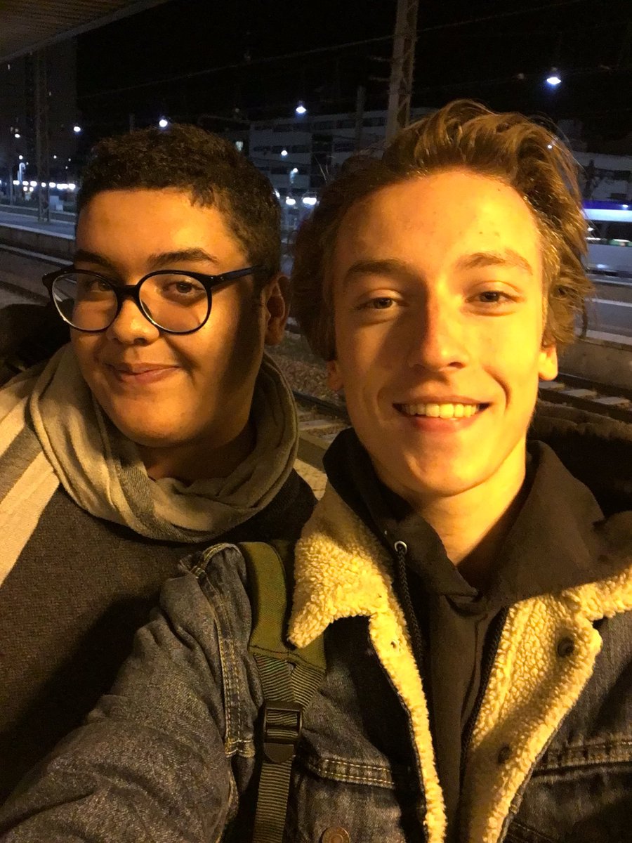 spiderwaIker's tweet photo. Octobre. Je suis allé chez Anne à Tours et j'ai revu Sousou après un an et demi. 💛 #GoodThingsIn2016 https://t.co/7RiHEUSI9S