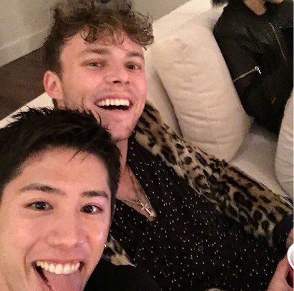 5SOSAO's tweet photo. Ashton con Taka de One Ok Rock. https://t.co/1rMF6z0Vwo