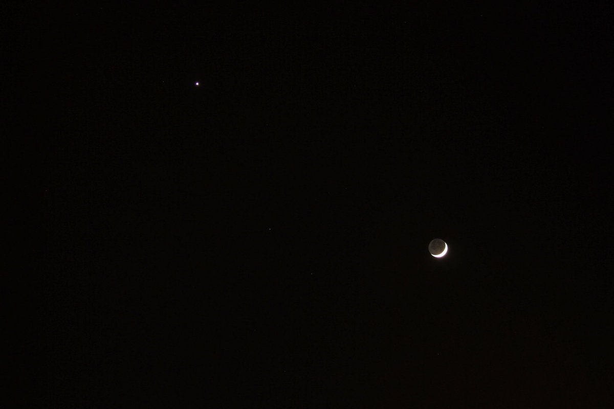santone1973's tweet photo. Il bellissimo terzetto di stasera...#luna #venere #marte ...#canon700d con obbiettivo 18/55  e teleobb. #sigma 70/300 ...buona serata😉 https://t.co/qllqbHHv80