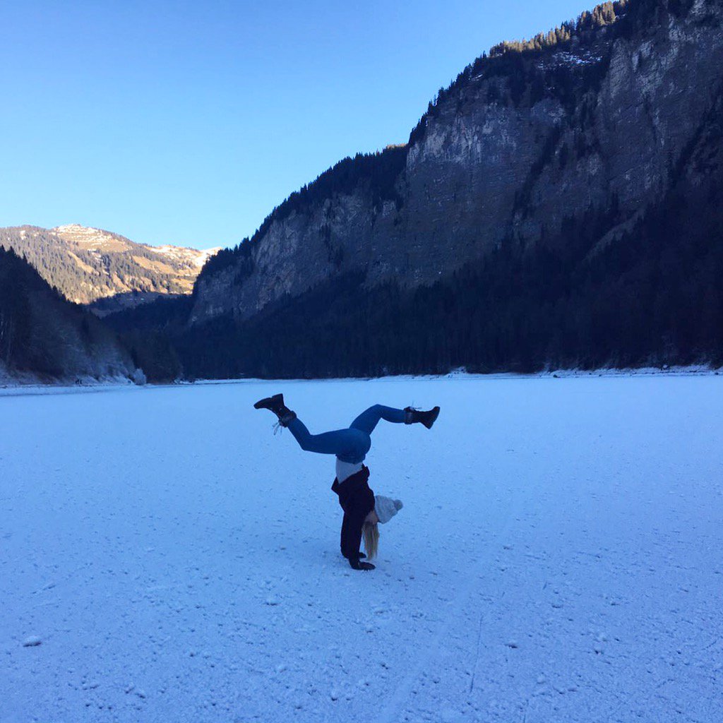 My first handstand of 2017 and it was on a frozen lake in Morzine. 👊🏻#beatthat <a href="/TuffwrapsUK/">TuffWraps UK</a>