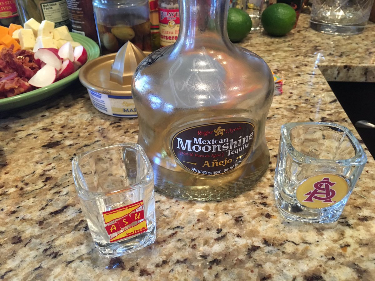 MariachiTillman's tweet image. Starting off #Newyearsday right with @MileHighDevil Breakfast shots of @MexMoonshine #signedbottle #almostempty