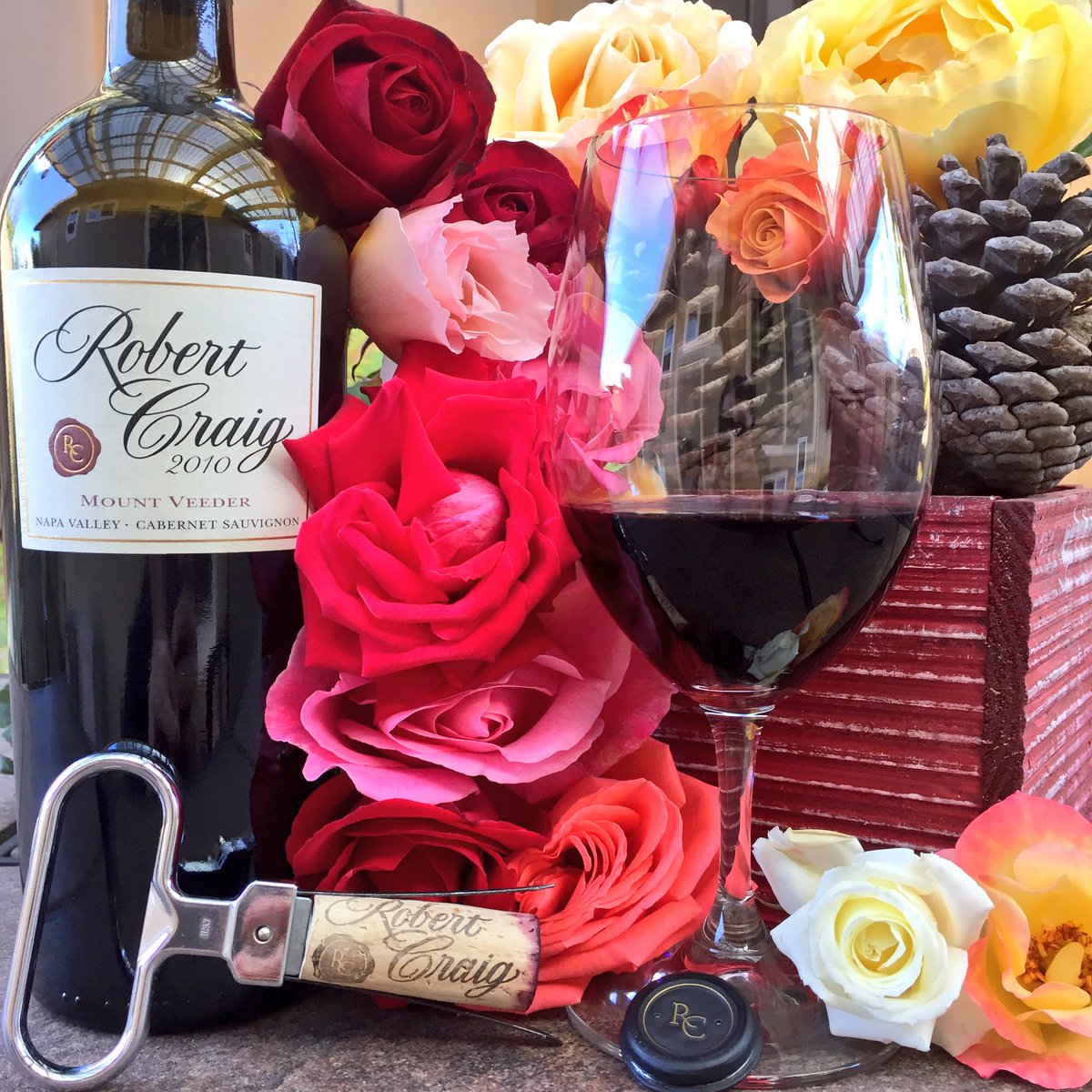 _drazzari's tweet image. #SecondUp #SundaySips #happynewyear2017 @RobertCraigWine @Mt_Veeder #cabernet #EltonSlone notes of black currant, licorice, black cherry