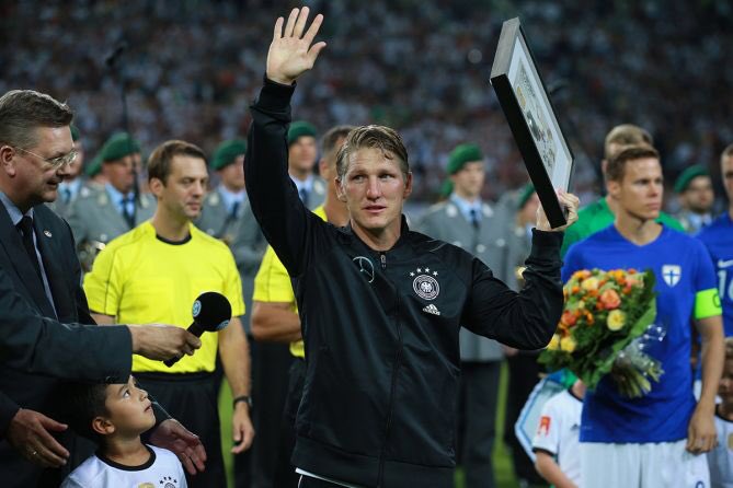 ExpressFutbolCL's tweet photo. Tras 12 AÑOS, BASTIAN SCHWEINSTEIGER se retiraba de la selección de #Alemania. Un capitán siempre 
#Postales2016 https://t.co/EsJjuv0pk2