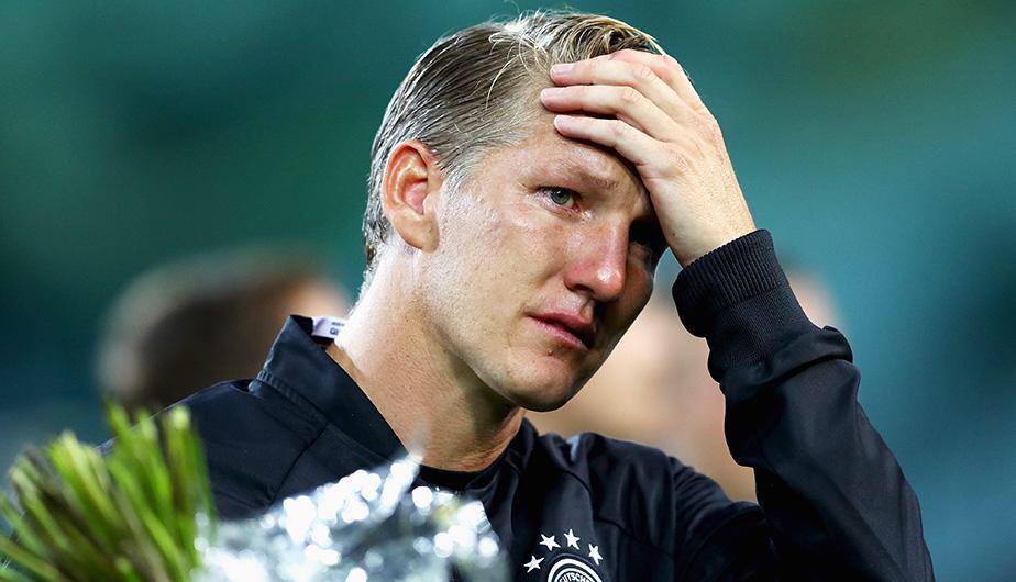 ExpressFutbolCL's tweet photo. Tras 12 AÑOS, BASTIAN SCHWEINSTEIGER se retiraba de la selección de #Alemania. Un capitán siempre 
#Postales2016 https://t.co/EsJjuv0pk2