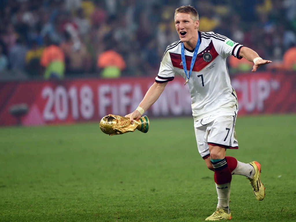 ExpressFutbolCL's tweet photo. Tras 12 AÑOS, BASTIAN SCHWEINSTEIGER se retiraba de la selección de #Alemania. Un capitán siempre 
#Postales2016 https://t.co/EsJjuv0pk2