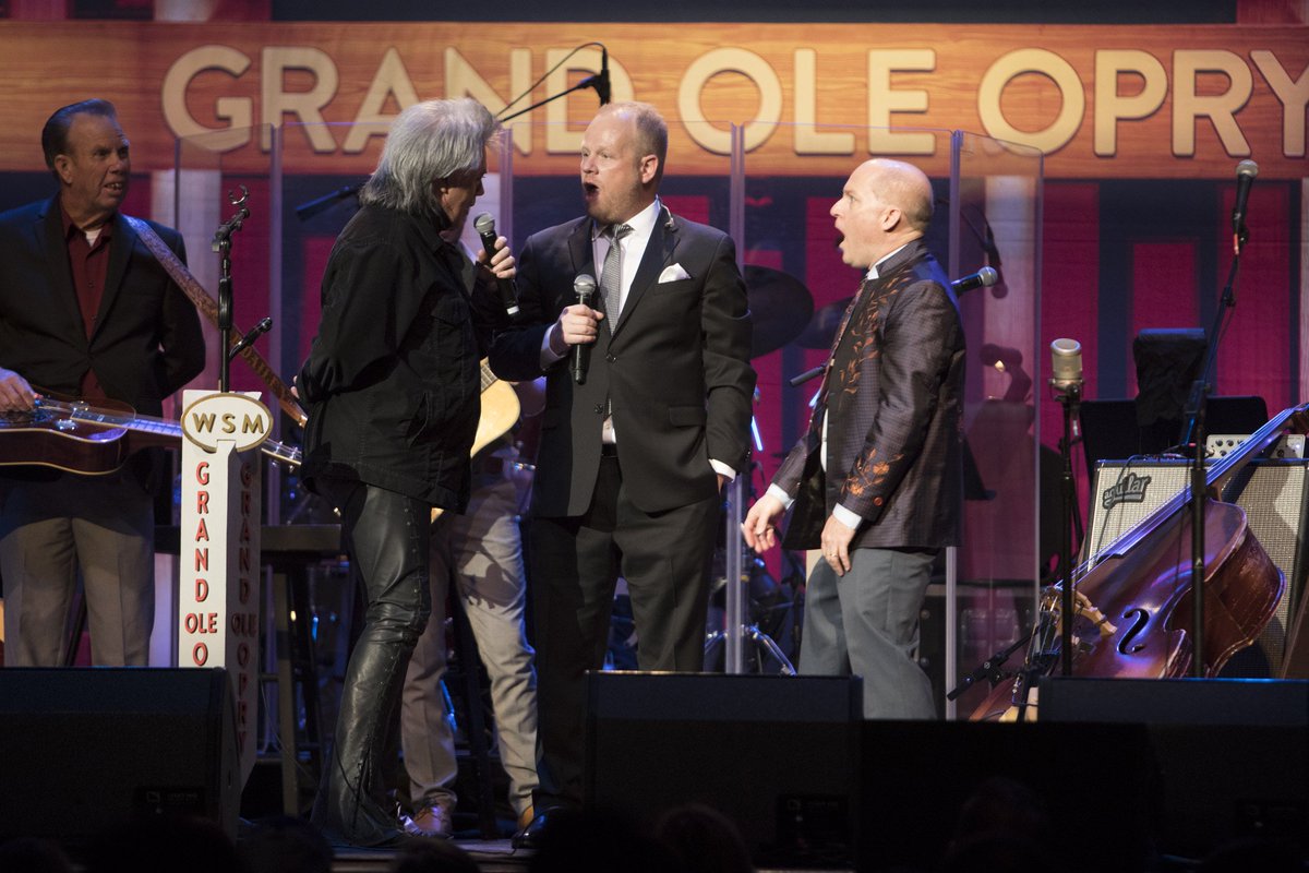 countrydailywwo's tweet image. Congrats to bluegrass duo @DaileyVincent on their invitation to join the Grand Ole @Opry nashcountrydaily.com/2017/01/01/blu…