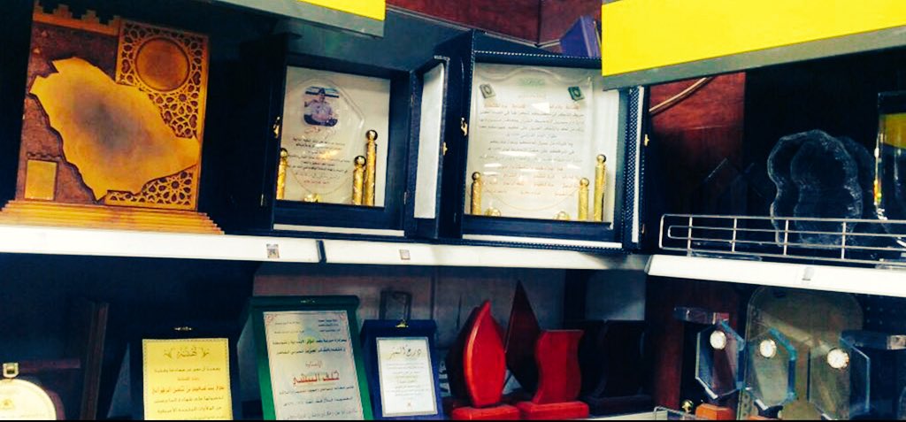 #دروع_تذكارية_تصاميم_الرياض 
دروع على مد البصر تقليدية وحديثة نصمم لك حسب الطلب لسنا الوحيدين في هذا المجال ولكننا الأفضل فقط اتصل ونحن نصل