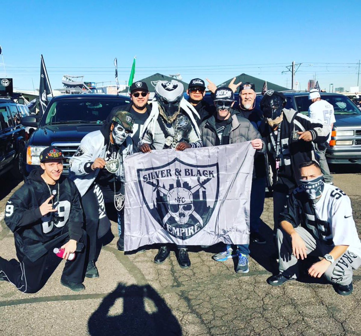 SlvrBlkEmpireNY's tweet photo. Represented at #OAKvsDEN by #AlThompson at @Broncos #taligating #RaiderNation #RUNTHETABLE #weareeverywhere @PeterDillonsNYC @SnBFilms https://t.co/yAvSGozjWO